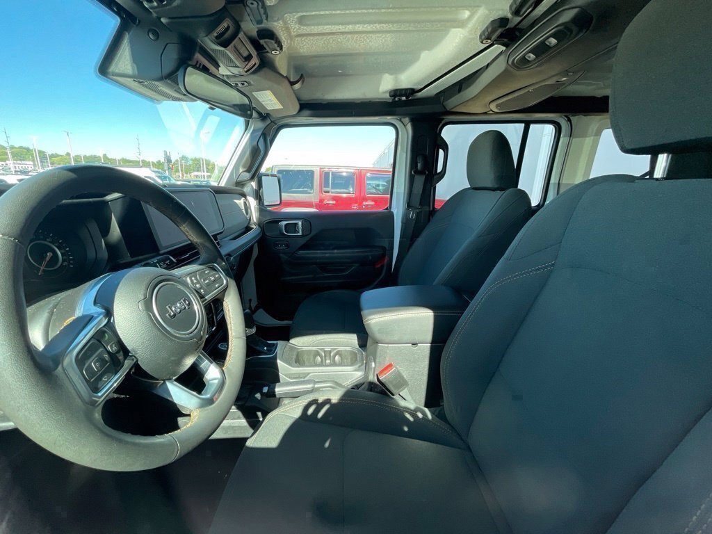 Used 2025 Jeep Wrangler Unlimited Sahara AWD/4WD image 16
