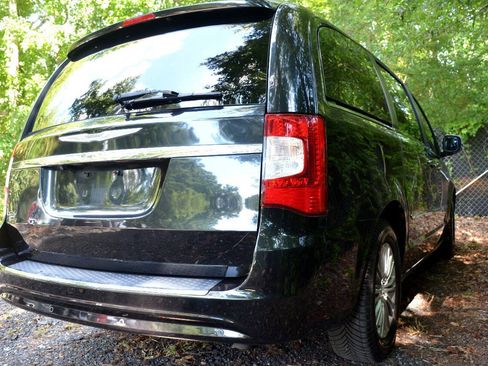 Used 2015 Chrysler Town & Country Touring-L w/ Driver Convenience Group FWD image 5