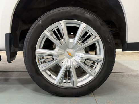 Used 2022 Chevrolet Silverado 1500 High Country w/ High Country Premium Package AWD/4WD image 9