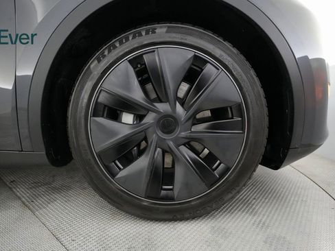 Used 2025 Tesla Model Y Long Range image 18