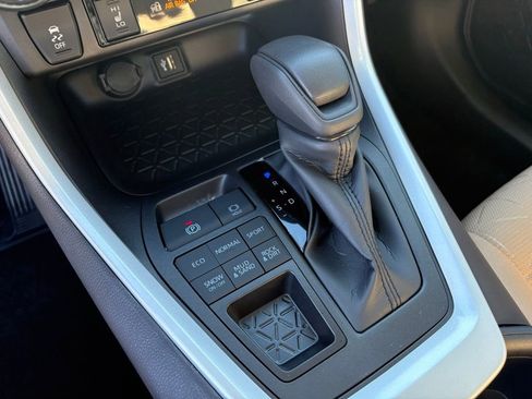 Used 2025 Toyota RAV4 XLE w/ Convenience Package image 18