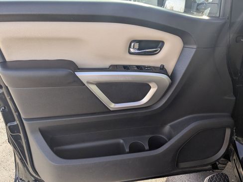 Used 2016 Nissan Titan SV image 14