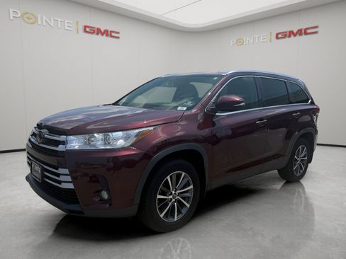 Used 2019 Toyota Highlander XLE AWD/4WD image 2