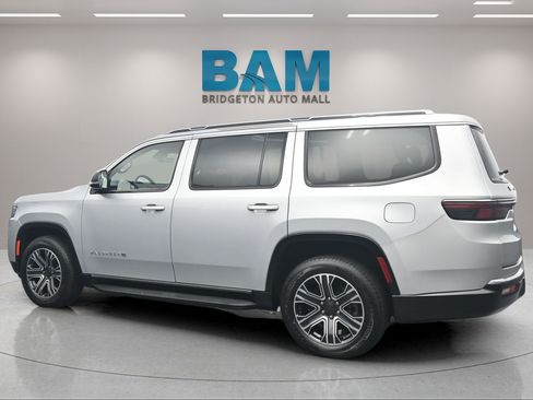Used 2024 Jeep Wagoneer Series II AWD/4WD image 5