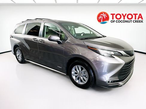 Used 2021 Toyota Sienna XLE image 1