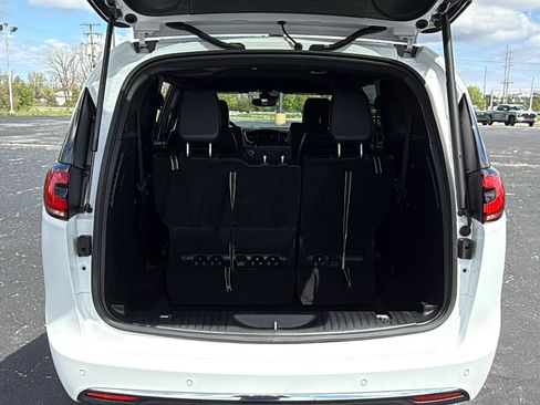 Used 2025 Chrysler Pacifica Select FWD image 7