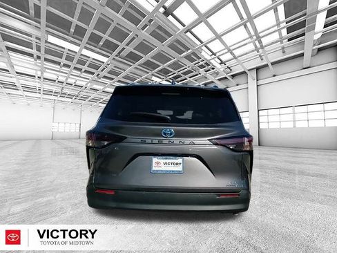 Used 2024 Toyota Sienna XLE image 5