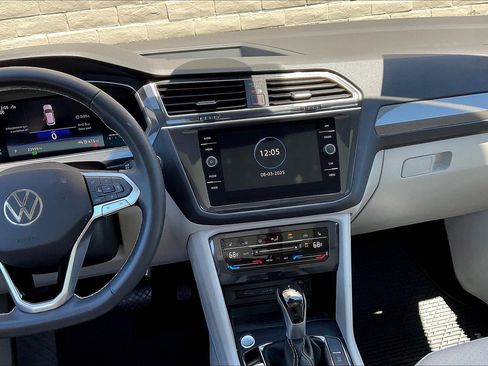 Certified 2022 Volkswagen Tiguan SE w/ Panoramic Sunroof Package image 5