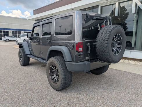 Used 2017 Jeep Wrangler Unlimited Sahara w/ Connectivity Group AWD/4WD image 4