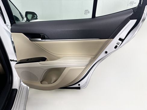 Used 2018 Toyota Camry XLE image 29