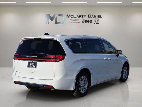 New 2026 Chrysler Pacifica Select image 5