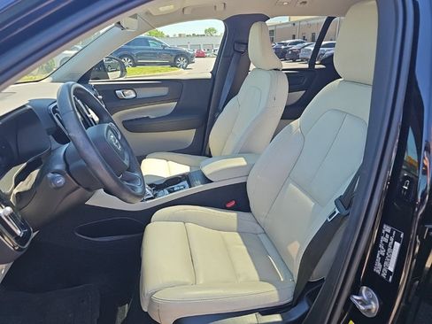 Used 2023 Volvo XC40 B5 Plus w/ Protection Package Premier AWD/4WD image 3
