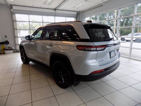 Certified 2023 Jeep Grand Cherokee Altitude image 5