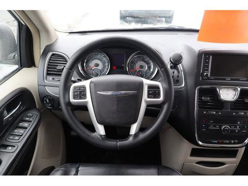 Used 2014 Chrysler Town & Country Touring image 10