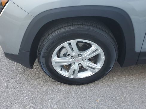 Used 2024 GMC Terrain SLE w/ Driver Convenience Package image 11