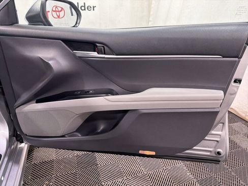 Used 2019 Toyota Camry SE w/ Convenience Package FWD image 11