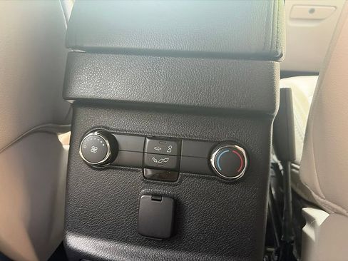 Used 2018 Ford Explorer XLT w/ Equipment Group 202A FWD image 15