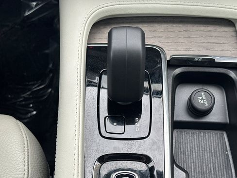 Used 2023 Volvo XC90 B6 Plus image 25