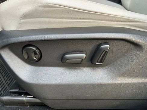 Used 2020 Volkswagen Tiguan SEL FWD image 17