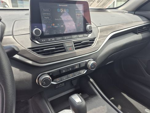 Used 2025 Nissan Altima 2.5 SV FWD image 11