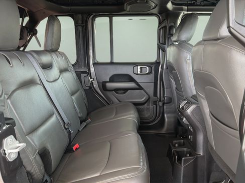 Used 2018 Jeep Wrangler Unlimited Sahara w/ Safety Group AWD/4WD image 19