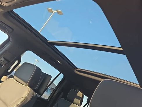 Used 2025 Chevrolet Suburban Premier image 8