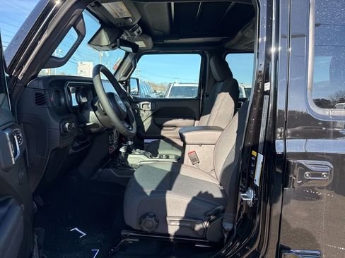 New 2026 Jeep Wrangler Unlimited Rubicon w/ Technology Group image 19