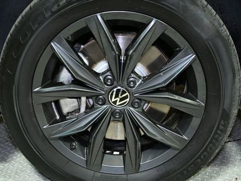 Used 2024 Volkswagen Tiguan SE image 18