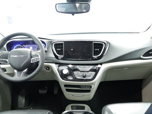 Certified 2023 Chrysler Pacifica Touring-L FWD image 25