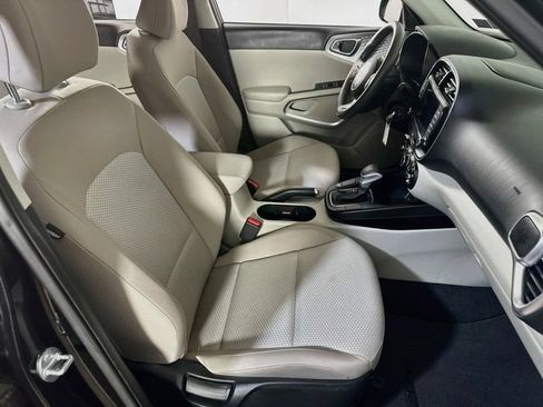 Used 2023 Kia Soul LX w/ LX Technology Package FWD image 11