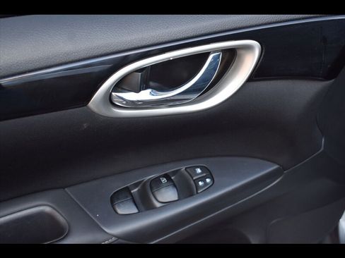 Used 2017 Nissan Sentra SV w/ Driver's Assist Package image 18