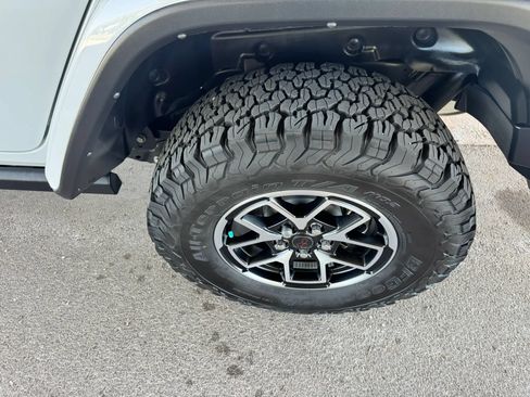 Used 2025 Jeep Wrangler Unlimited Rubicon w/ Convenience Group AWD/4WD image 32