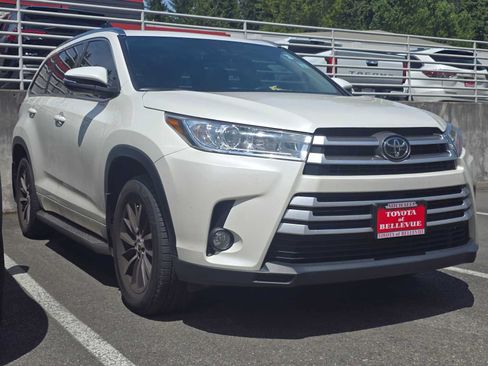 Used 2018 Toyota Highlander XLE AWD/4WD image 3