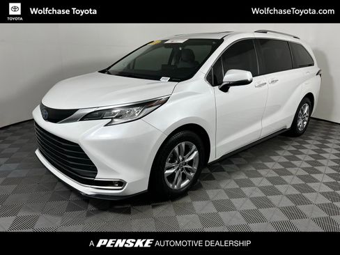 Certified 2023 Toyota Sienna Limited image 1