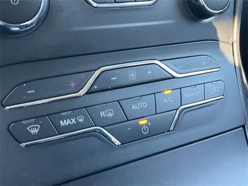 Used 2020 Ford Edge SE image 21