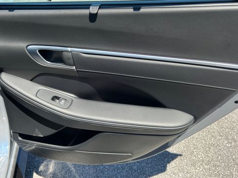 Certified 2025 Hyundai Sonata Limited FWD image 17