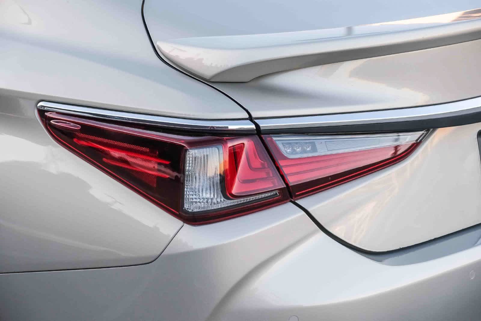 Used 2023 Lexus ES 300h w/ Premium Package FWD image 7
