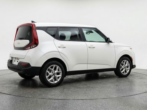 Used 2025 Kia Soul LX w/ LX Technology Package FWD image 9