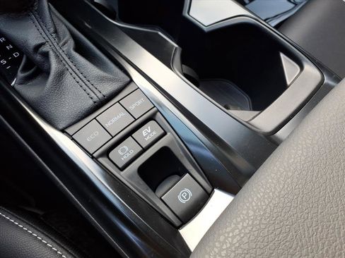 Used 2025 Toyota Camry SE image 28