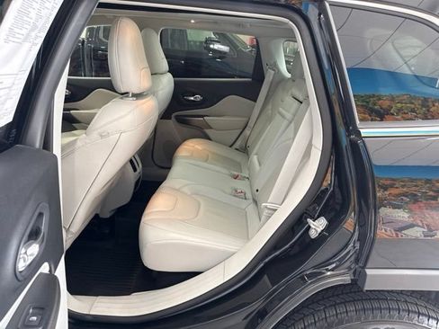Used 2019 Jeep Cherokee Limited AWD/4WD image 38