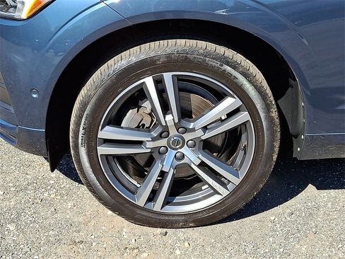 Used 2019 Volvo XC60 T6 Momentum w/ Premium Package image 8