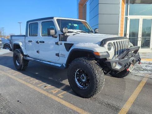 Used 2020 Jeep Gladiator Overland image 2