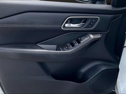 Used 2025 Nissan Rogue Platinum FWD image 21