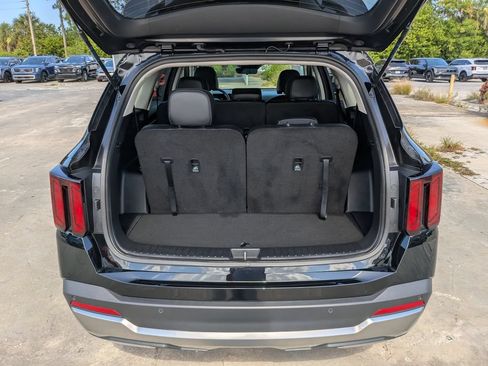 Certified 2025 Kia Sorento S FWD image 11