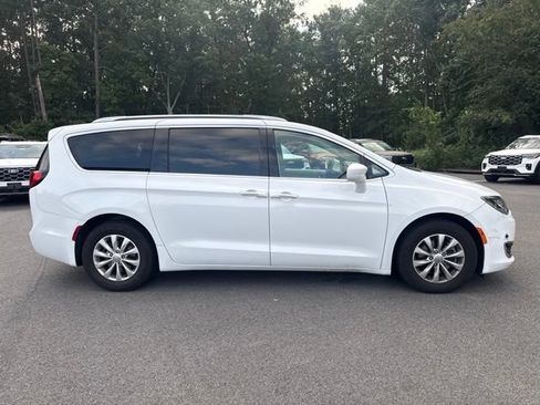 Used 2018 Chrysler Pacifica Touring-L FWD image 6