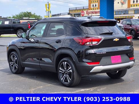 Used 2025 Chevrolet TrailBlazer LT w/ Convenience Package FWD image 4