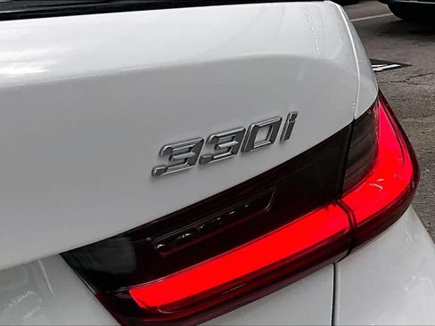 Used 2025 BMW 330i Sedan w/ M Sport Package RWD image 10