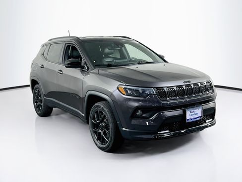 Used 2023 Jeep Compass Latitude w/ Convenience Group AWD/4WD image 3