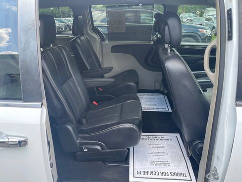 Used 2015 Chrysler Town & Country Touring w/ Driver Convenience Group FWD image 17