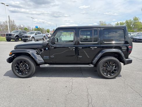 Used 2025 Jeep Wrangler Unlimited Sahara AWD/4WD image 8